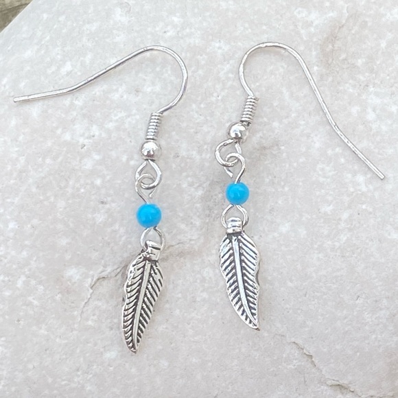 Feather dainty drop earrings silver plated with turquoise color bead - Picture 4 of 4